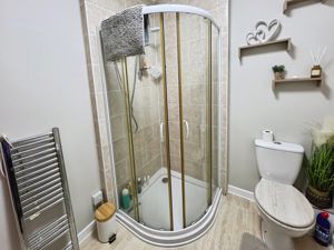 Shower room- click for photo gallery